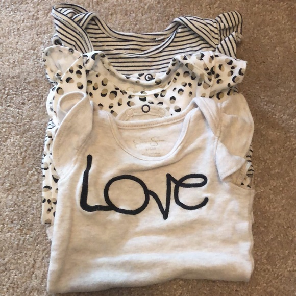 Jessica Simpson Onesies. 3 pack. - Picture 6 of 6